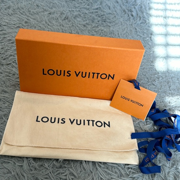 Louis Vuitton - Picture 1 of 13